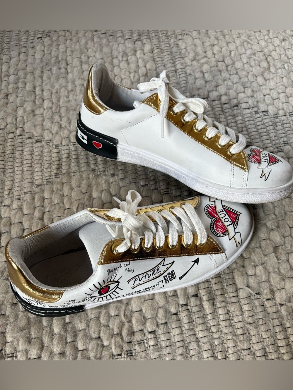 Zona Centro white leather sneakers Made in Italy Gold graffiti design Size 40